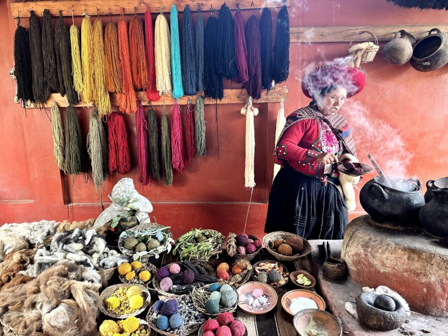 feira cultural com tecidos e cores em Chinchero