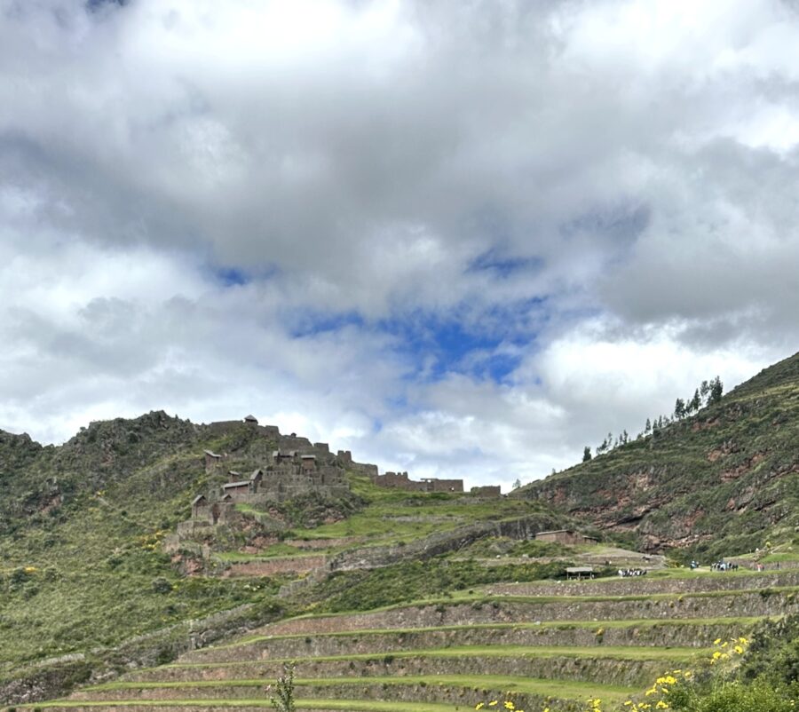 Formação rochosa histórica em Pisac com nuvens fechando ao fundo
