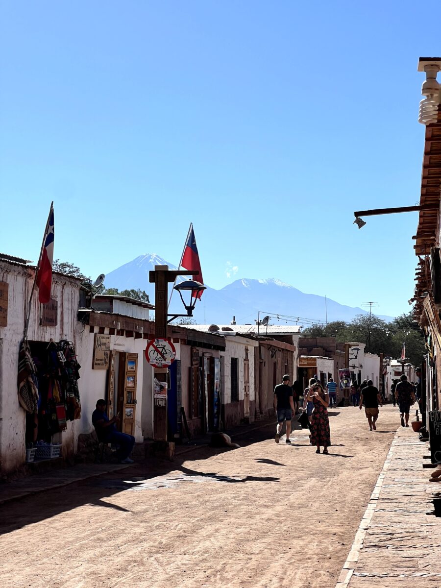 mercado e residencias em san pedro do atacama, no chile, durante o dia