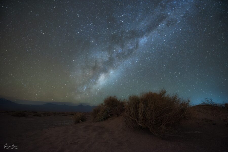 Céu estrelado com uma vista do cosmos acima do deserto do atacama
