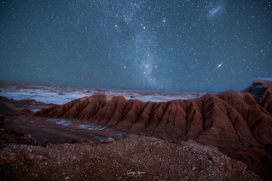 imagem panoramica de um ceu estrelado acima de uma região montanhosa no atacama