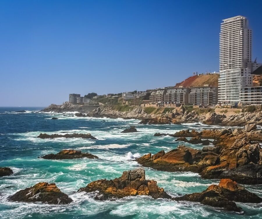 imagem panoramica de vina del mar com encostas e uma cidade aos fundos