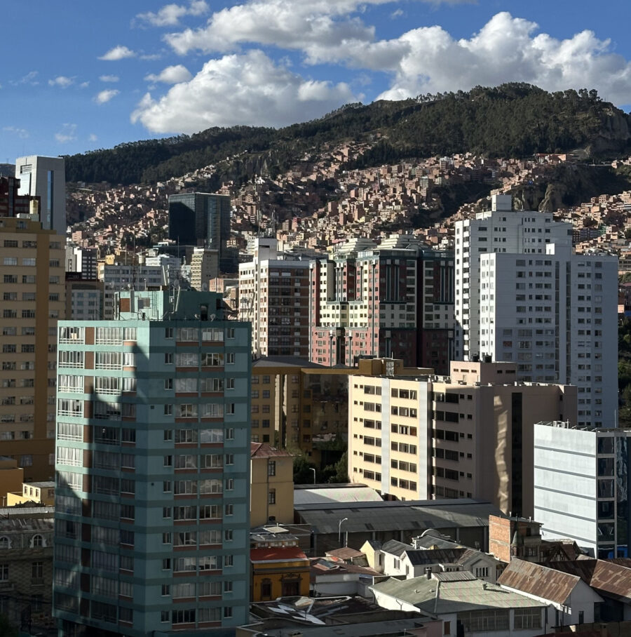 imagem panoramica com predios e montanhas ao fundo durante o dia com a altitude em la paz