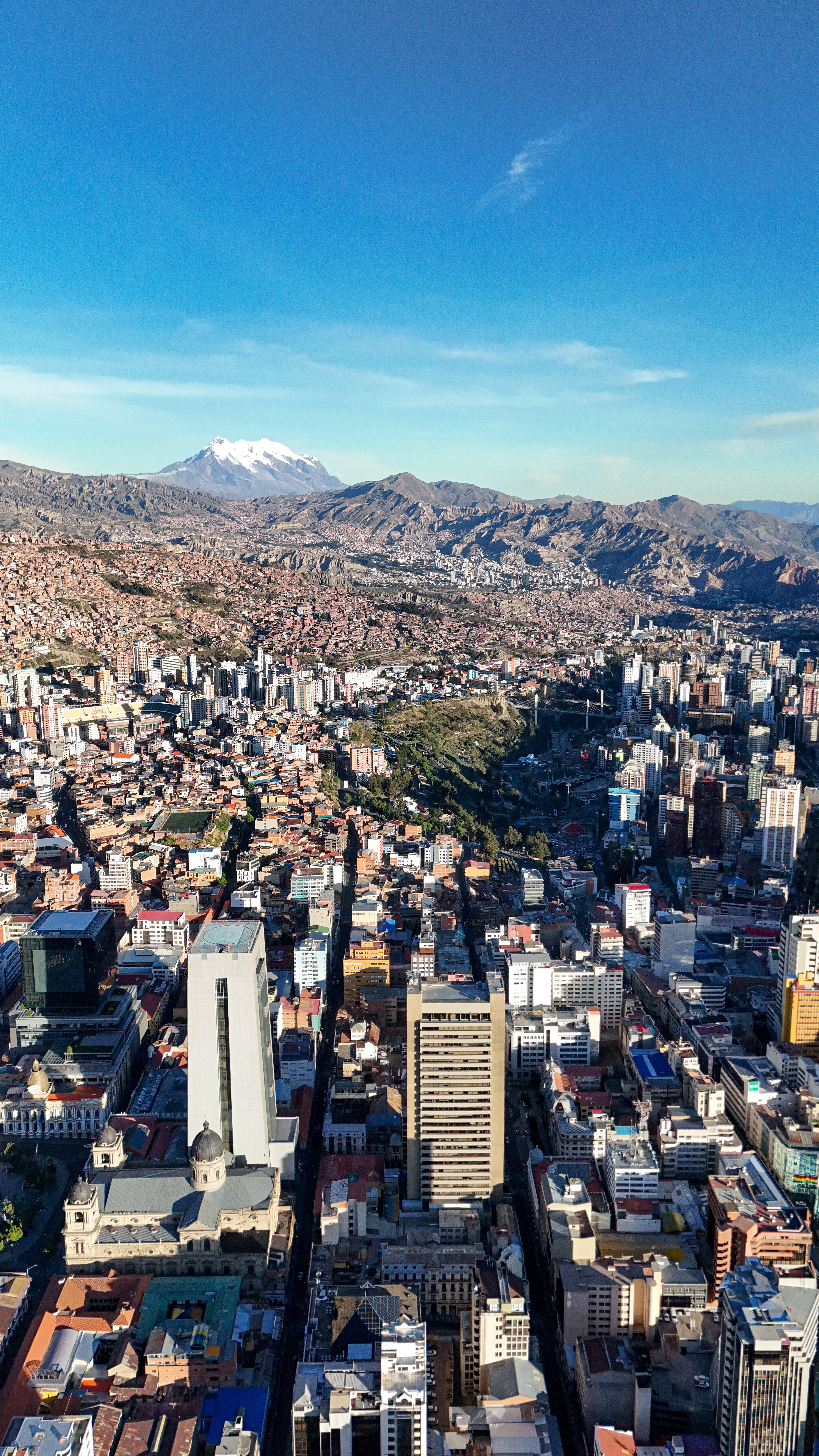 vista do alto de vários predios espalhados por la paz