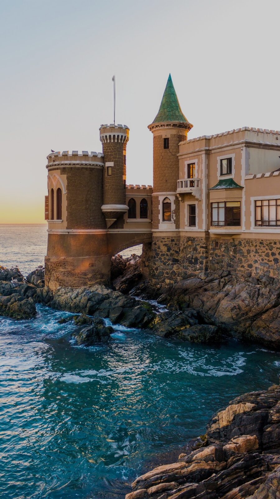 quebra-mar em santiago, no chile, proximo a um castelo