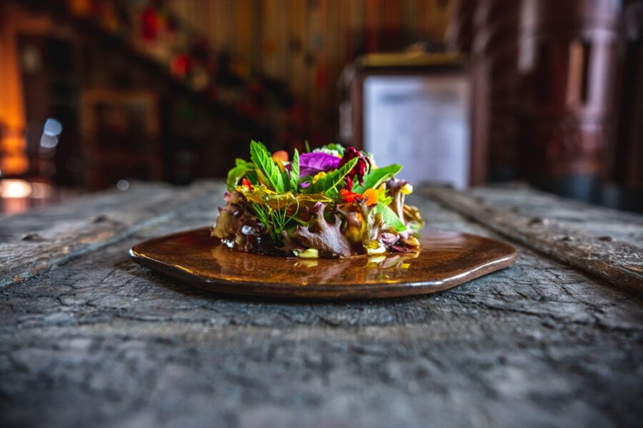 prato típico da bolívia em exibição em mesa de restaurante em la paz