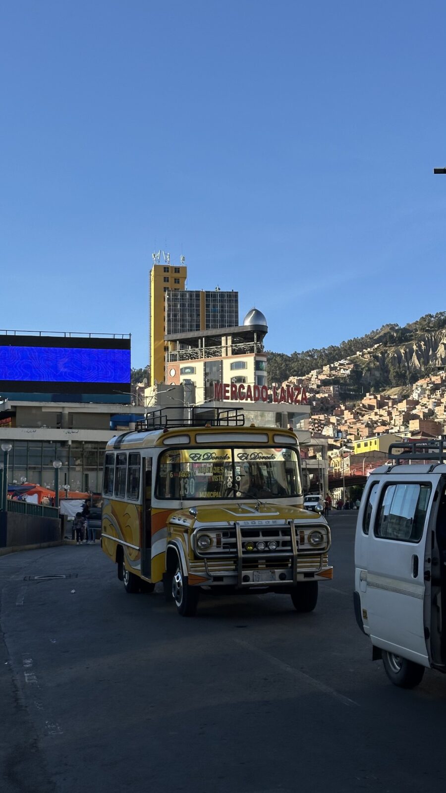 carro no estilo minivan em uma rua movimentada de la paz