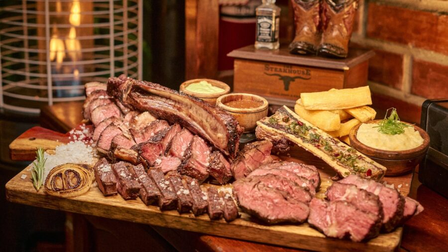 vários tipos de carne da gastronomia de la paz, na bolivia, em cima de uma tabua