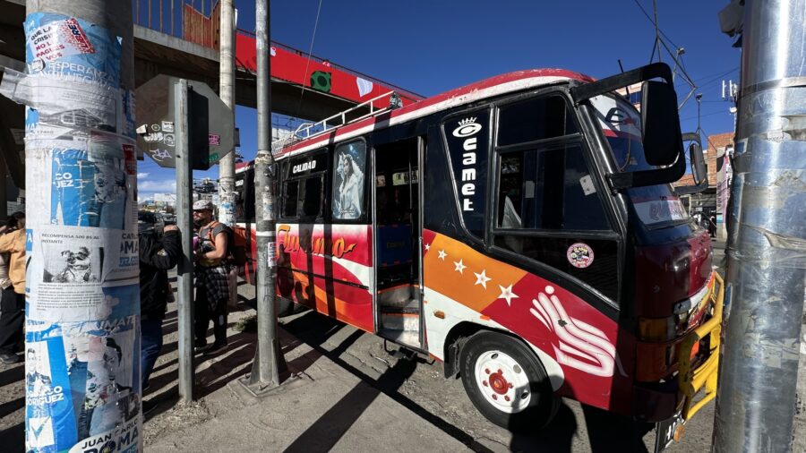 parada de onibus em la paz, bolivia