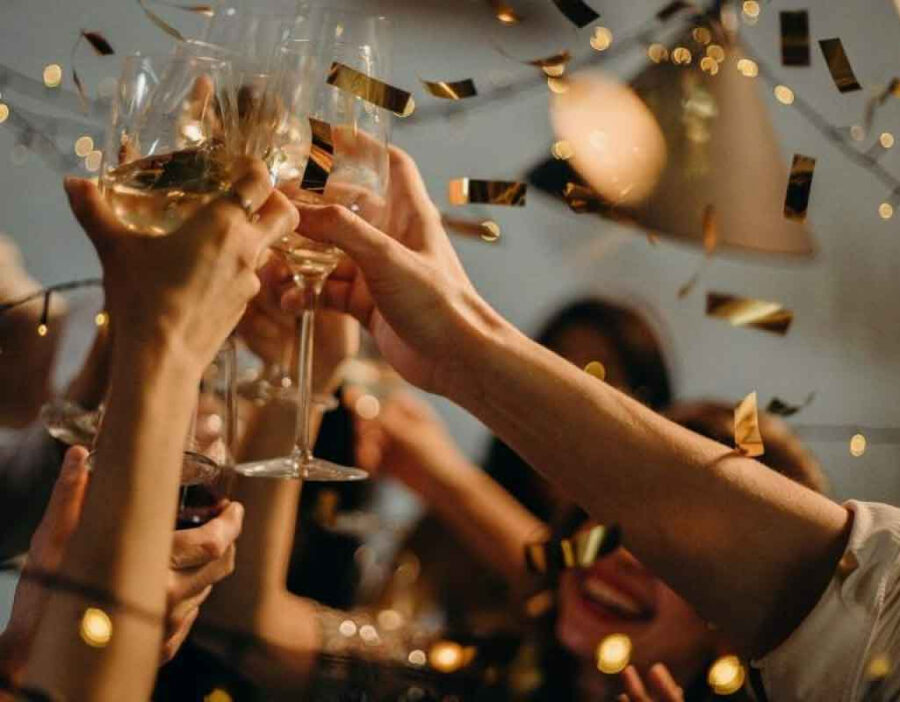 pessoas brindando para celebrar o ano novo