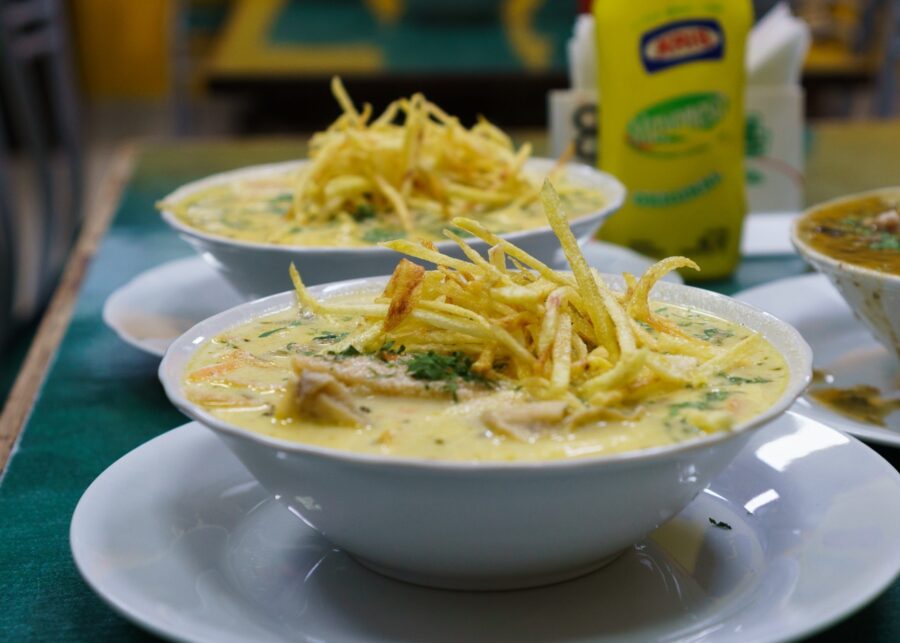 sopa de maní, prato tradicional da Bolívia