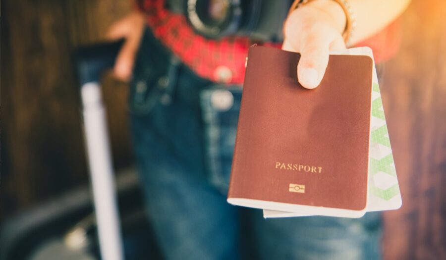 documentos de seguro viagem, mulher entregando um passaporte para viajar