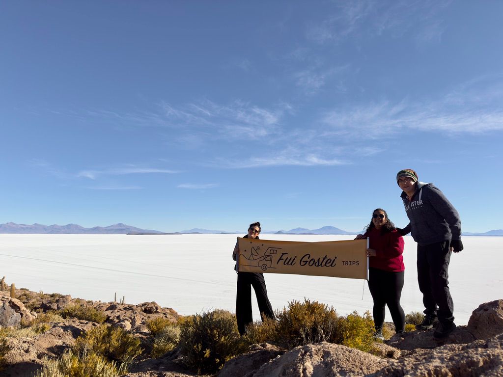 Banner da Fui Gostei Trips no Salar de Uyuni durante a estação seca, com céu azul e paisagem branca ao fundo.
