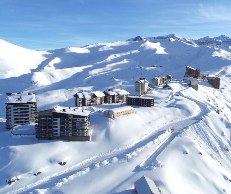 Vista de estação de ski próxima a Santiago coberta de neve na Cordilheira dos Andes