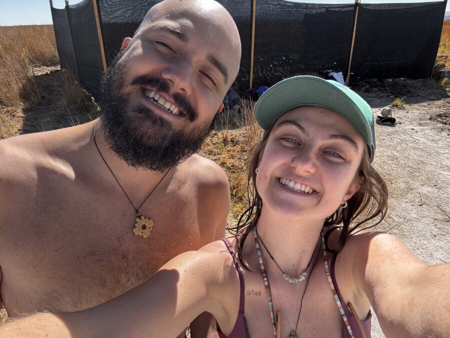 Casal sorrindo para selfie no Deserto do Atacama