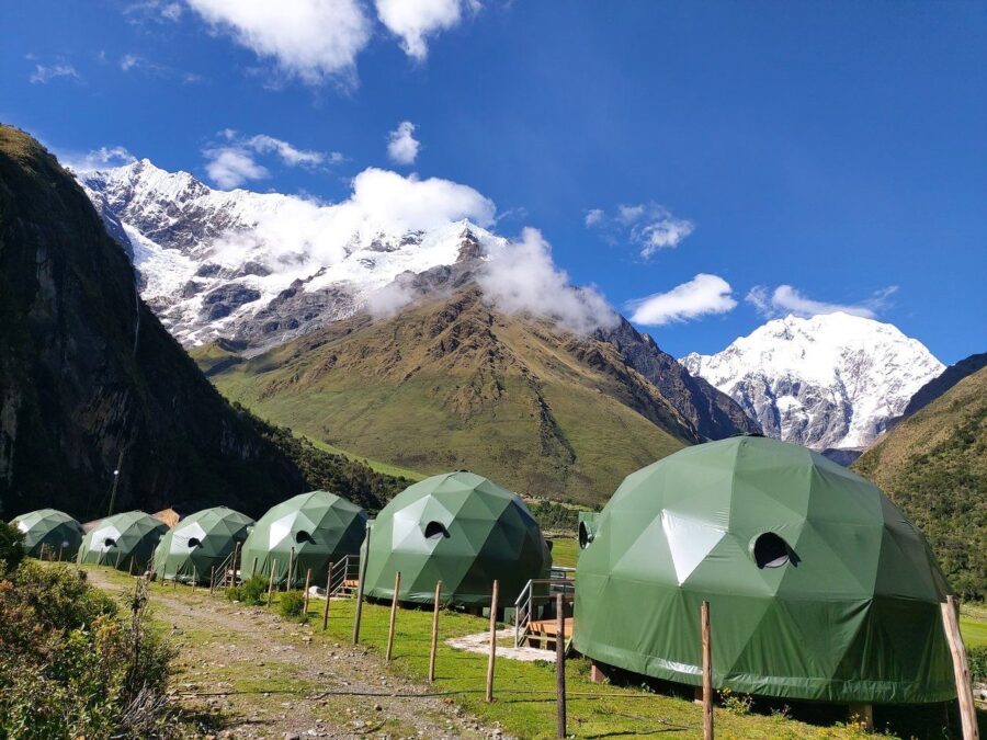Domo de hospedagem em Vale Sagrado dos Incas com montanhas nevadas ao fundo e céu azul