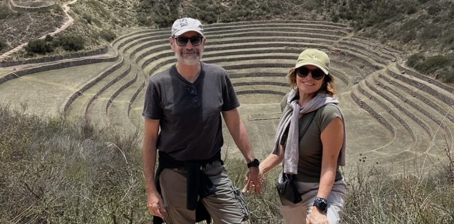 Casal em lua de mel na América do Sul, visitando terraços circulares históricos em ruínas incas no Peru