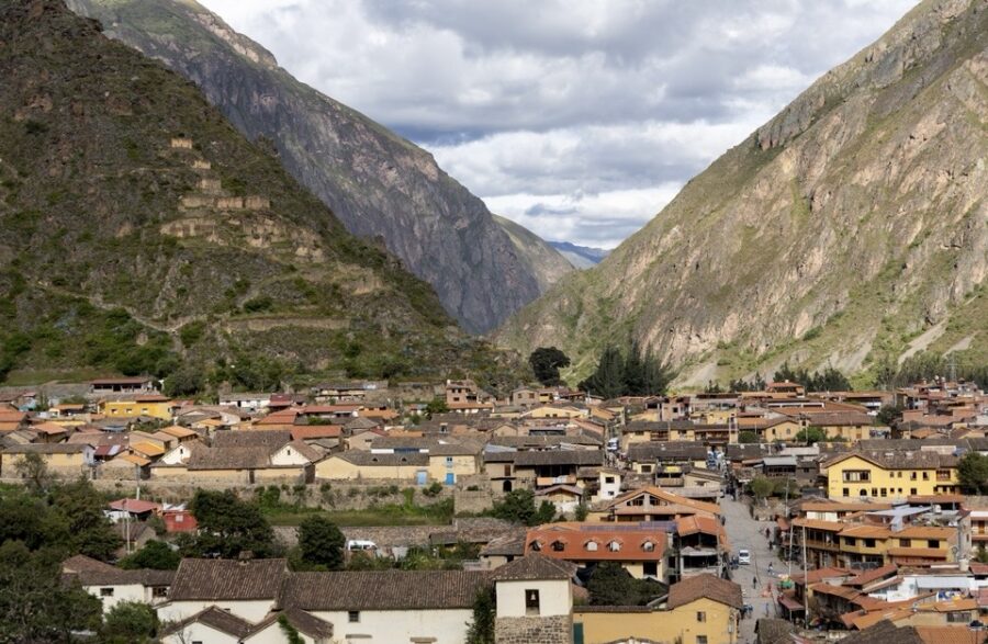 Montanha rochosa iluminada pelo sol ao entardecer nos Andes peruanos, paisagem linda para lua de mel, próxima a Cusco