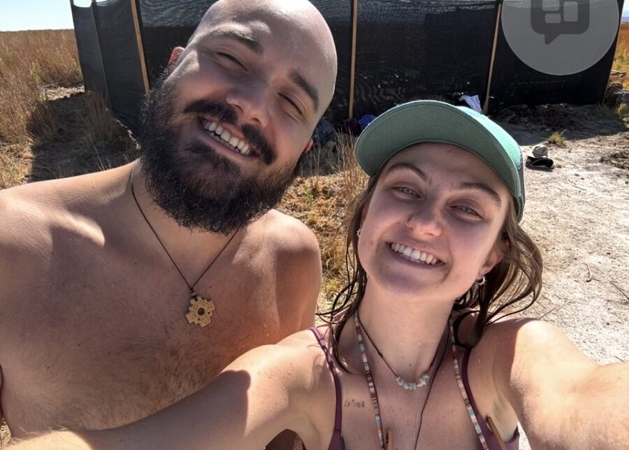 Casal sorrindo ao ar livre em área natural seca, em clima de lua de mel na América do Sul