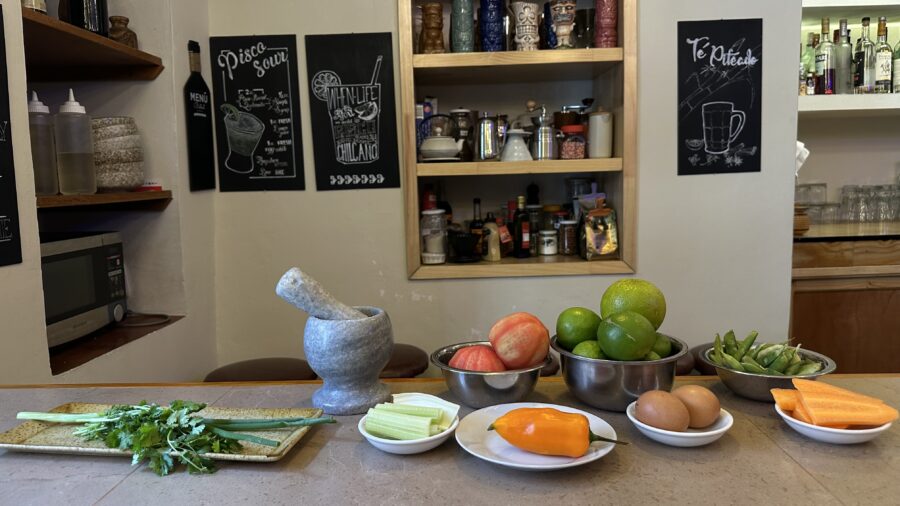 Ingredientes típicos da culinária peruana organizados em bancada durante aula de gastronomia no Tour Gastronômico em Cusco.