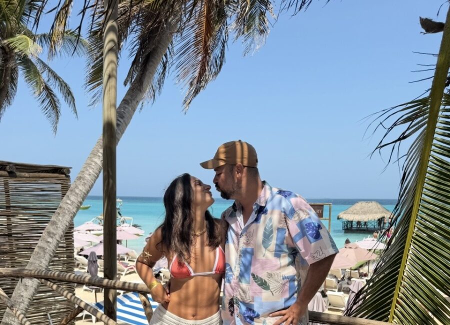Passeio em Cartagena: Casal trocando beijo em cenário tropical nas Ilhas do Rosário, vivendo um roteiro romântico em Cartagena
