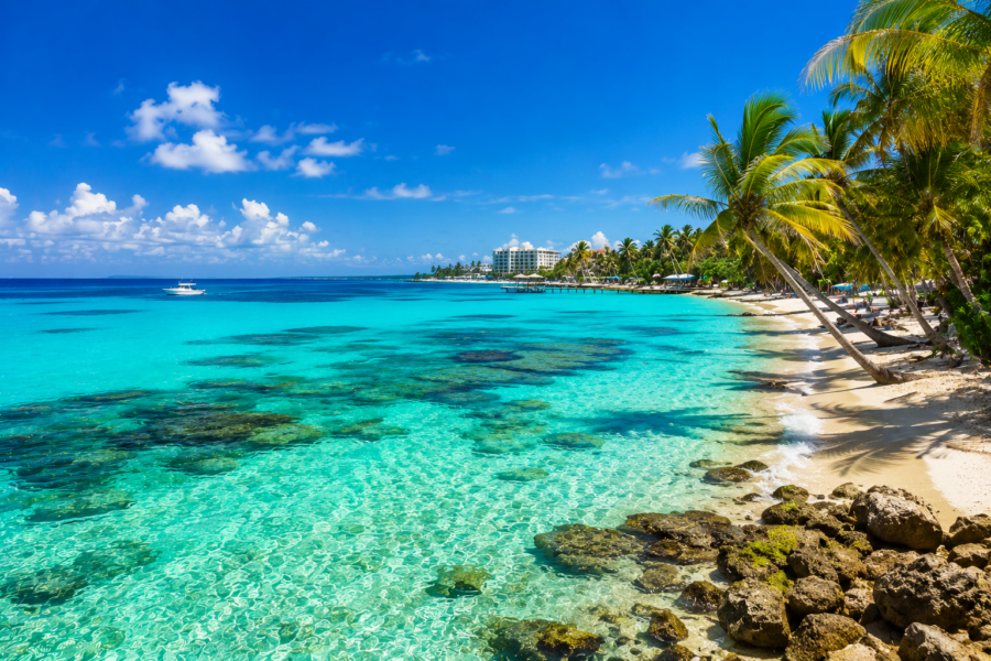 Vista da costa de San Andrés com águas em diferentes tons de azul e verde, destino frequentemente combinado com Cartagena e San Andrés no roteiro de viagem.