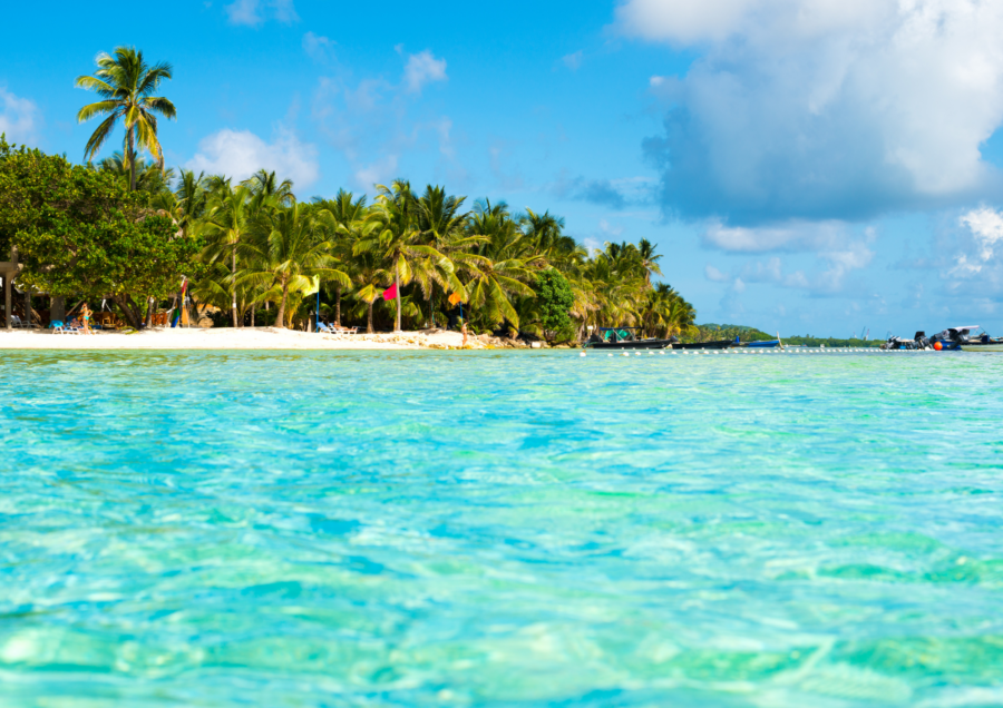 Praia ensolarada com mar cristalino, imagem comum em pesquisas sobre segurança em San Andrés
