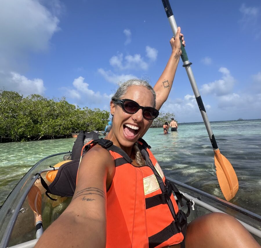 Turista em um caiaque transparente nas águas cristalinas de San Andrés, ilha caribenha da Colômbia conhecida pelo mar de sete cores.