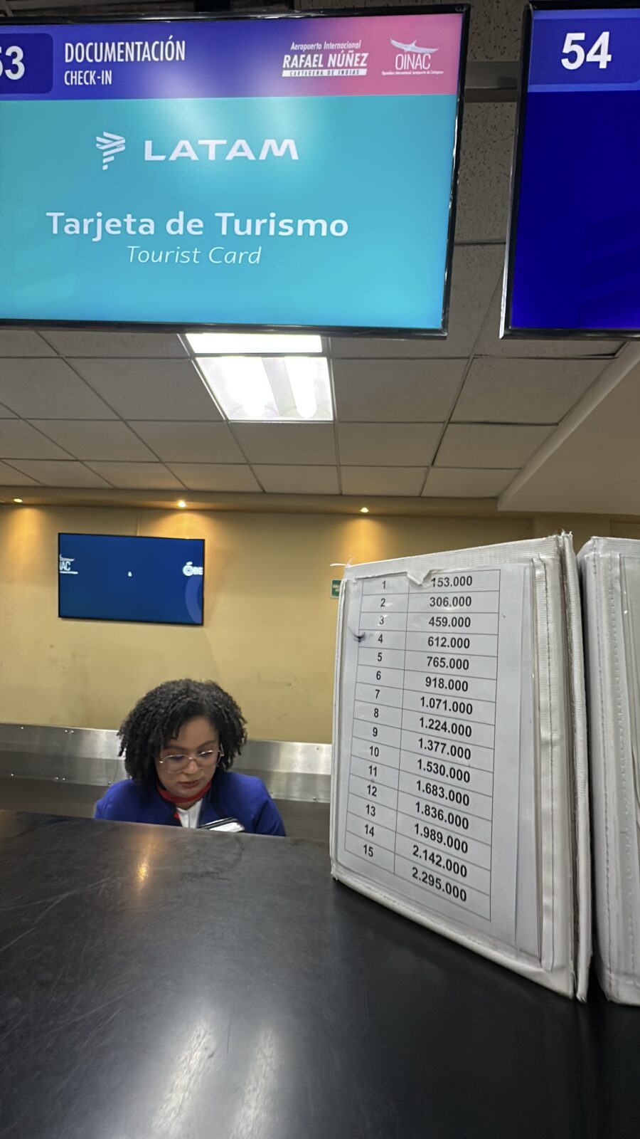 imagem de um aeroporto com a tela escrito tarjeta de turismo