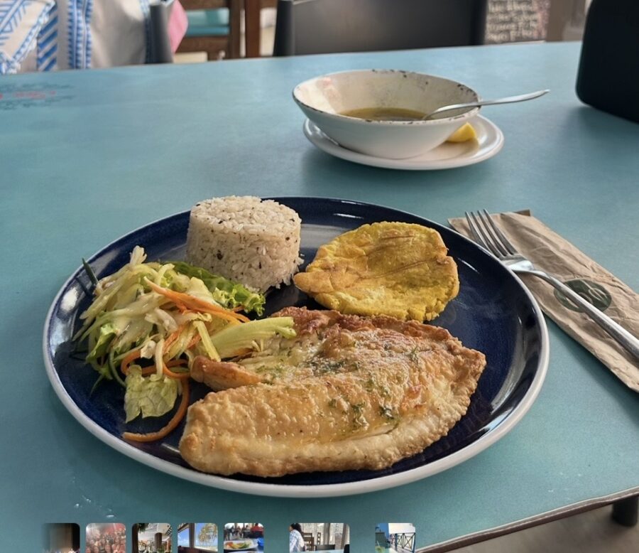 Filé de peixe grelhado servido com arroz de coco, patacón e salada fresca em um restaurante de gastronomia em San Andrés, destacando um dos pratos típicos da ilha para quem deseja experimentar os sabores do Caribe colombiano.