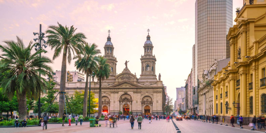Catedral Metropolitana de Santiago e Plaza de Armas no centro histórico de Santiago. Um possível destino em Santiago em 2027