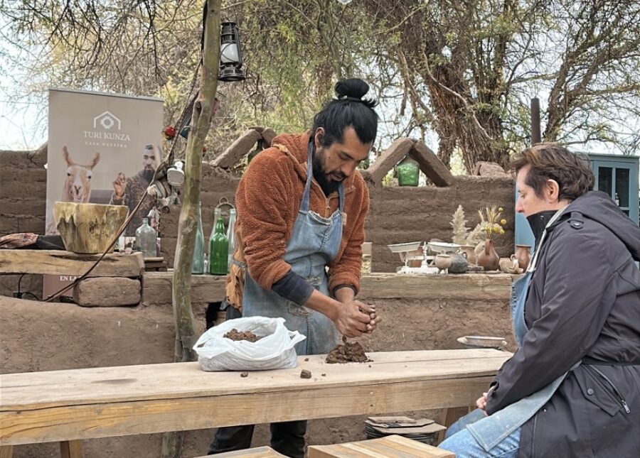 Atacama Ancestral: participante modelando argila durante a oficina de cerâmica inspirada nos saberes ancestrais da cultura Lickanantay no Deserto do Atacama