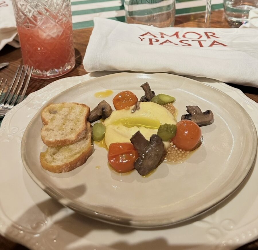 Entrada servida durante experiências gastronômicas em Santiago no Amor & Pasta, com burrata, tomates, cogumelos e pão artesanal.