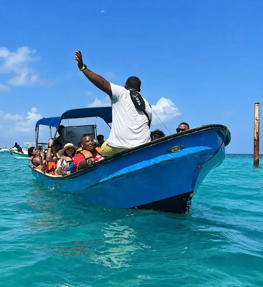 Mega Tour Johnny Cay e Aquário com passeio de barco em águas cristalinas e vista aérea da ilha tropical cercada pelo mar azul-turquesa