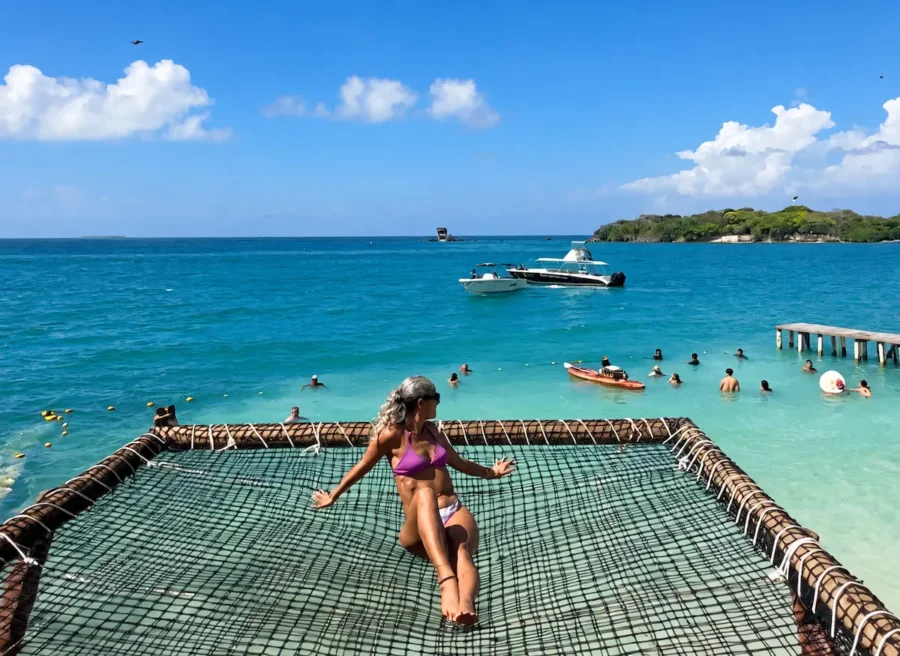 Turista aproveitando o mar azul-turquesa em uma atividade aquática no Caribe durante férias com roteiro na América do Sul